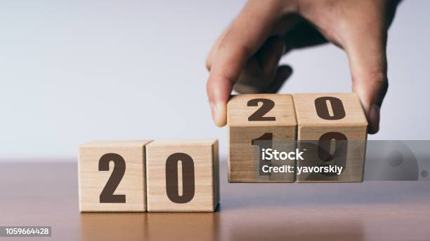 2019 Año Nuevo Cambiar Concepto 2020 Mano Cubos De Madera De Cambio Foto de stock y más banco de imágenes de 2020