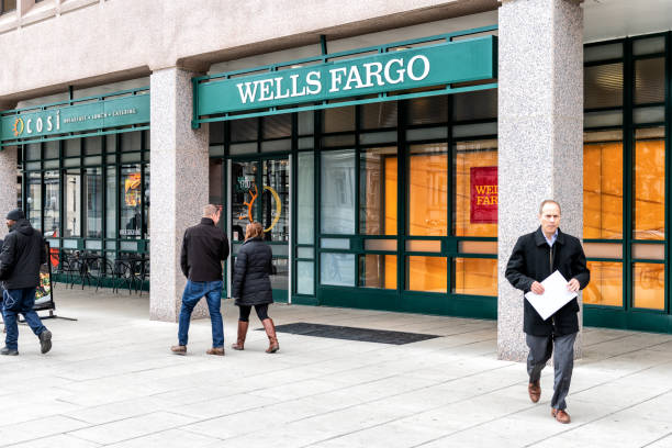 wells fargo bank branch entrance, facade, building, windows, many people walking on sidewalk street in capital city, business, businessman holding document - brand name yellow red business imagens e fotografias de stock