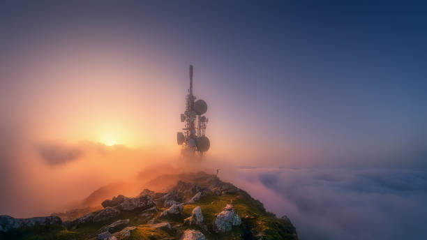 телекоммуникационная башня на вершине горы ойз - telecommunications equipment стоковые фото и изображения
