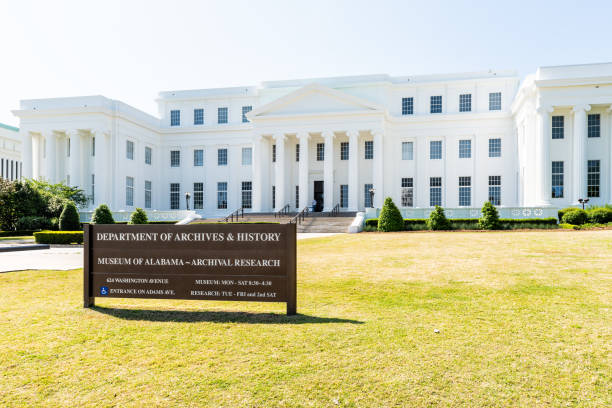 capitolio del estado exterior del edificio en alabama con la arquitectura antigua de gobierno, departamento de archivos y la historia muestra - us state department audio fotografías e imágenes de stock