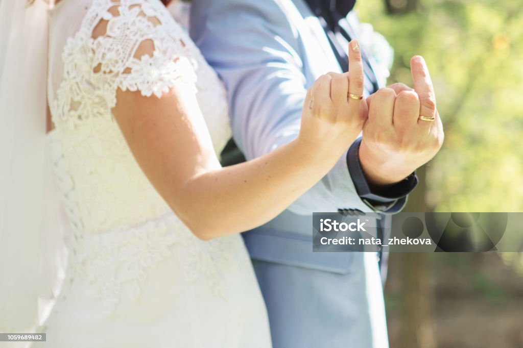 그냥 부부 결혼 반지와 가운데 손가락을 보여주는 가족에 대한 스톡 사진 및 기타 이미지 - 가족, 개념, 결혼식 - Istock