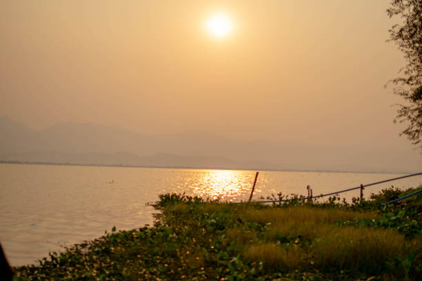 Lakes and sunsets With beautiful orange light.