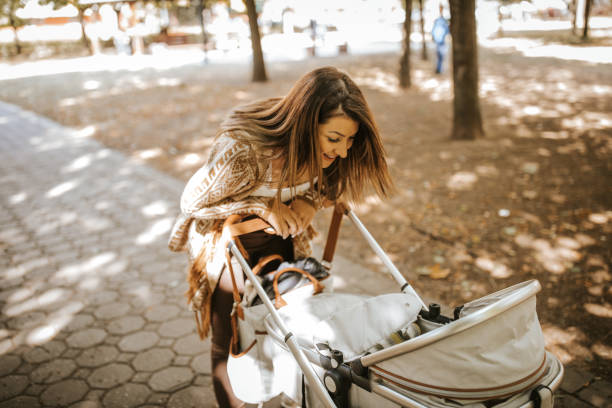 tiempo madre e hija - cochecito para niños fotografías e imágenes de stock