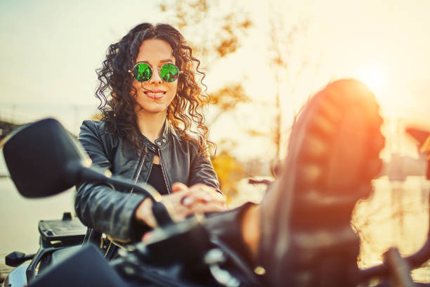 joven descansando sentado en una motocicleta. concepto de viajes y turismo - motorcycle women helmet sensuality fotografías e imágenes de stock