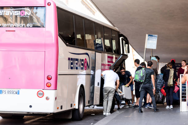 wejście do dworca kolejowego termini, letni dzień, ludzie turyści spaceru na pokład terravision autobusem wahadłowym na lotnisko - roma termini zdjęcia i obrazy z banku zdjęć