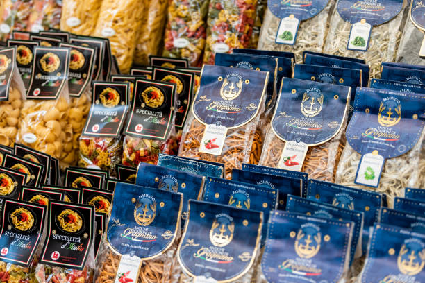 italienisch essen straßenmarkt mit nahaufnahme von vielen verpackt trockenteigwaren souvenirs, draußen in der historischen stadt, bunt - packaged food stock-fotos und bilder