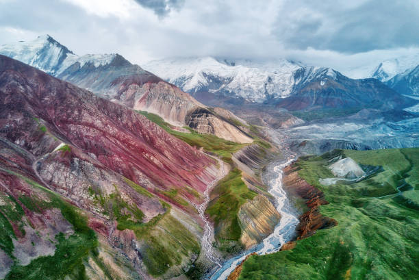 montagem de lenin visto do basecamp no quirguistão, tirada em agosto de 2018 - mountain mountain range aerial view himalayas - fotografias e filmes do acervo