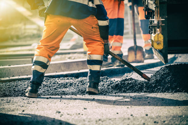 travail d’équipe sur la construction de routes - macadam photos et images de collection