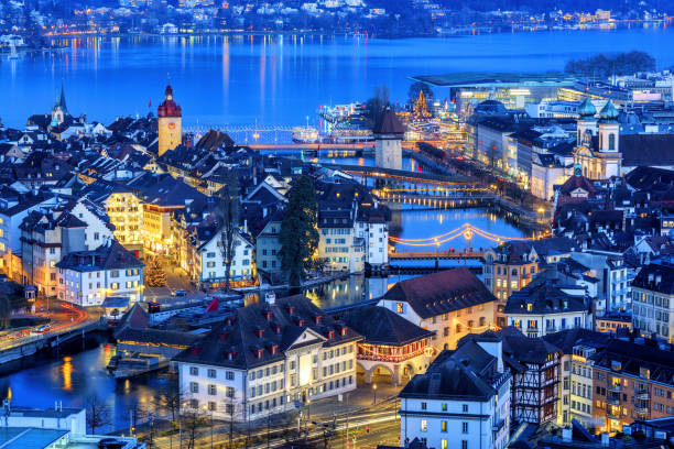ルツェルン旧市街、スイス連邦共和国のクリスマス点灯 - ルツェルン ストックフォトと画像