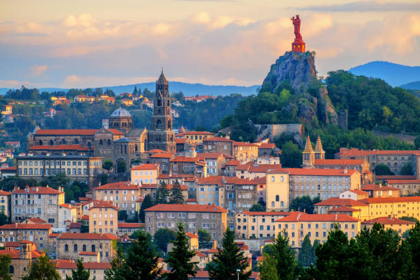 フランス、ル ・ ピュイ = アン = ヴレの旧市街 - traditional culture religion church travel ストックフォトと画像