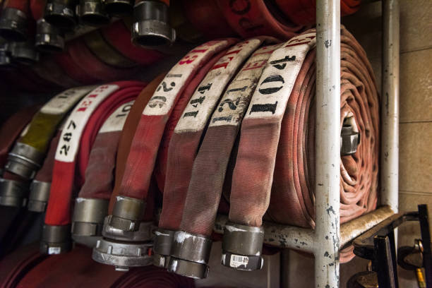 чикаго пожар репортаж - engine car truck hose стоковые фото и изображения