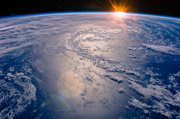 vista de la alta altitud de la tierra en el espacio.  elementos de esta imagen proporcionada por la nasa. - satellite view earth globe sunrise fotografías e imágenes de stock