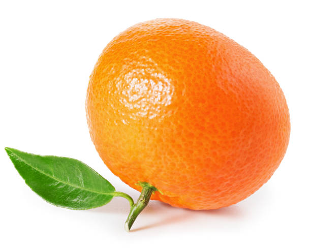 мандарин или клементина с зеленым листом, изолированным на белом - orange tangerine gourmet isolated on white стоковые фото и изображения