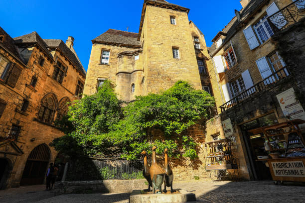 Old city Sarlat la Caneda, Perigord Noir, Dordogne, France Sarlat La Сanade- France, 21 October , 2018 : Three famous bronze geese on Place du marche-aux-Oies at the old city Sarlat la Caneda, Perigord Noir, Dordogne, France sarlat la caneda stock pictures, royalty-free photos & images