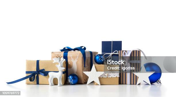 Cajas De Regalo Y Bolas De Navidad Azul Sobre Blanco Foto de stock y más banco de imágenes de Regalo de navidad