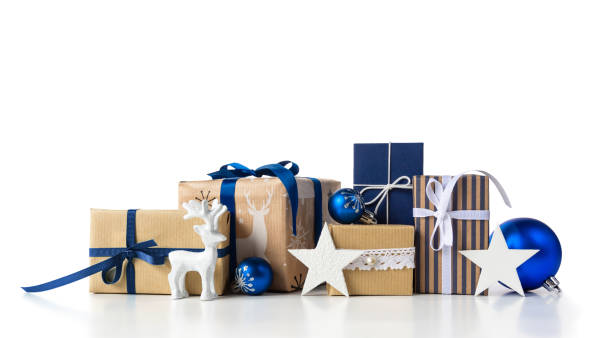 pudełka na prezenty i świąteczne niebieskie kulki na białym. - box stack white packaging zdjęcia i obrazy z banku zdjęć