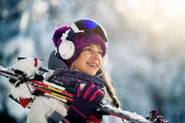 adolescente transportant des skis sur une journée d’hiver - skiing teenager ski wear winter photos et images de collection