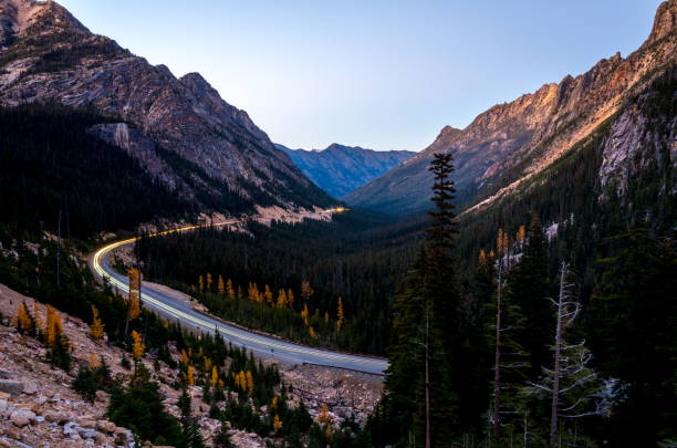 ノースカスケード国立公園、ワシントン州米国の北カスケード高速道路で車の光跡の夕日のシーン - north cascades national park glacier vertical photography ストックフォトと画像