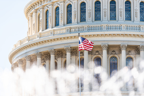 Estados Unidos Congreso cúpula primer plano con fondo de agua de la fuente salpicaduras, americano bandera ondeando en Washington DC, Estados Unidos closeup en el Capitolio de la Capital, columnas, pilares, nadie photo