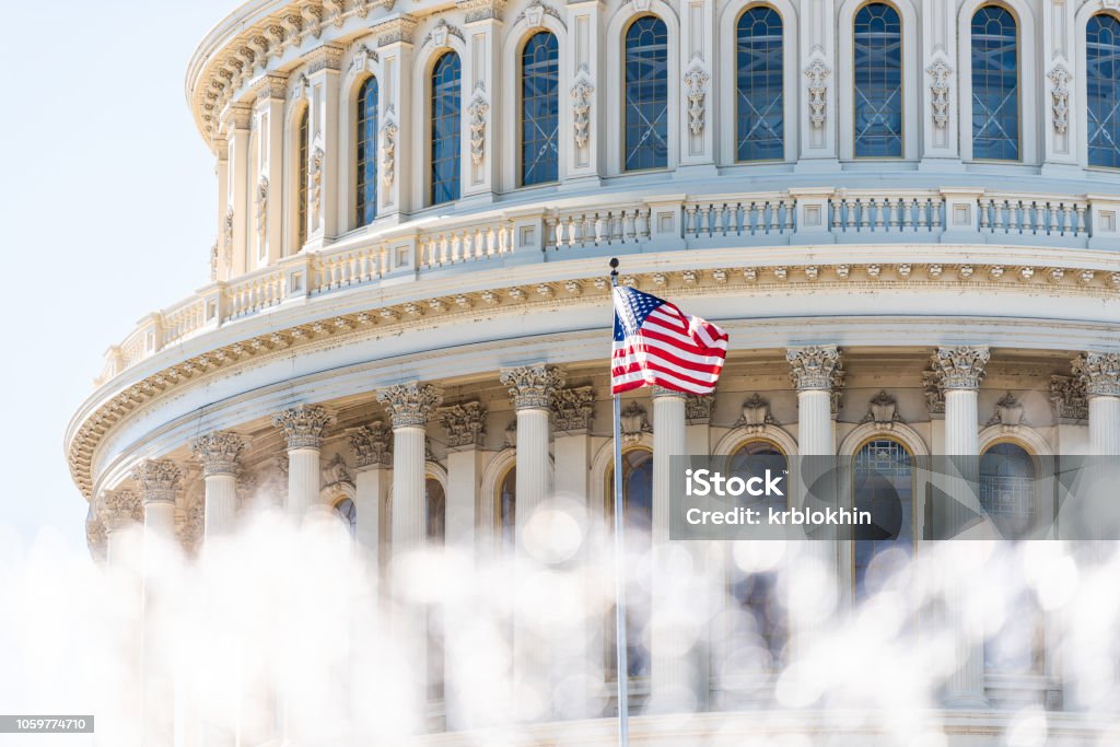 미국 의회 돔 근접 촬영 물의 배경으로 분수 splashing, 미국 국기 자본 의사당, 열, 기둥, 워싱턴 DC, 미국 근접 촬영에 아무도 - 로열티 프리 정부 스톡 사진