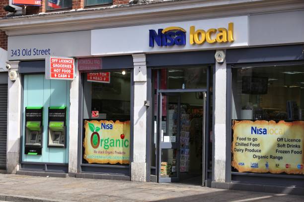 Nisa Local store London: Nisa Local store in London. Nisa Retail operates 4,000 convenience stores and small supermarkets. convenience store stock pictures, royalty-free photos & images