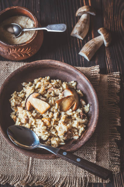 risotto con hongos porcini - cepe fungus forest dining fotografías e imágenes de stock