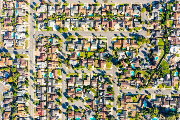 antenne de maisons dans la banlieue de californie - housing development development residential district aerial view photos et images de collection