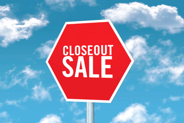istock Closeout sale sign 1059826812