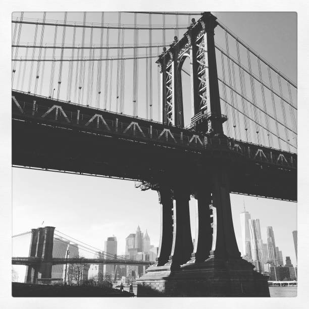 manhattan bridge in black and white - brooklyn bridge bridge brooklyn stone imagens e fotografias de stock