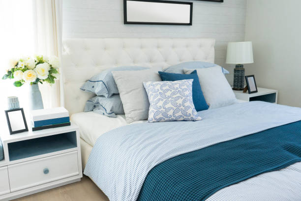 almohada de playa azul en cama en el dormitorio - bedroom blue bed domestic room fotografías e imágenes de stock