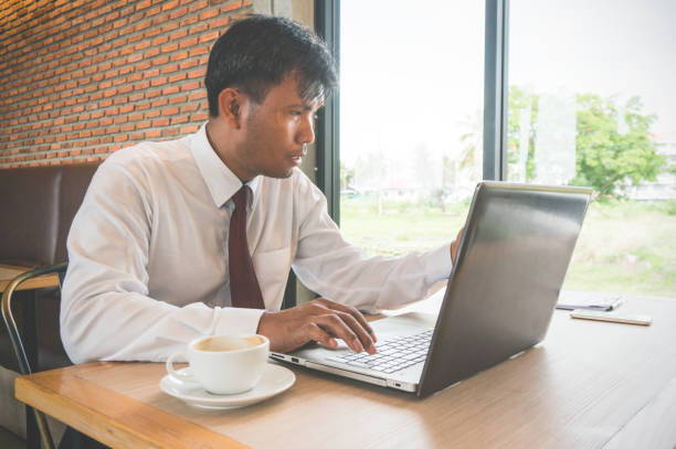 istock Businessman working in coffee shop 1059897318