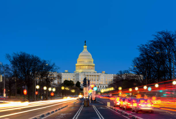 campidoglio al sunset pennsylvania ave, washington dc - capitol hill voting dome state capitol building foto e immagini stock