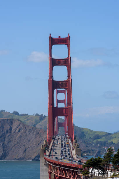 cerca del tráfico en el puente golden gate, san francisco - gold gate bridge san francisco county fotografías e imágenes de stock