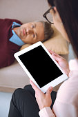 zugeschnittenen-schuss-des-psychologen-mit-digital-tablette-mit-leeren-bildschirm-und.jpg?b=1&s=170x170&k=20&c=sCexYrC4-zhBL8C3X0G0O-hLX8M56EzaX_2XBhvf1tY=