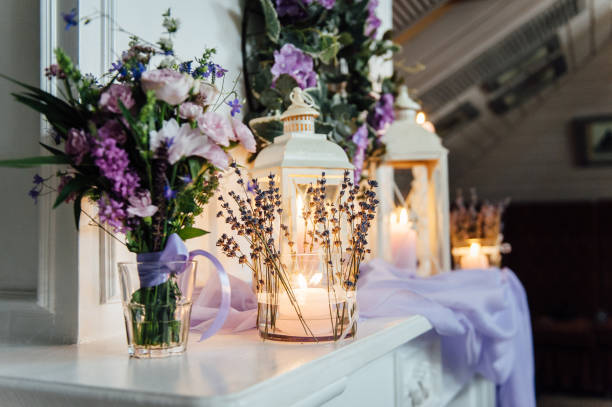 decorazione nuziale con fiori ed elementi vintage - restaurant banquet table wedding reception foto e immagini stock