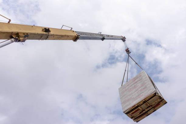 descarga de materiais de construção por grua no local da construção - slinger - fotografias e filmes do acervo