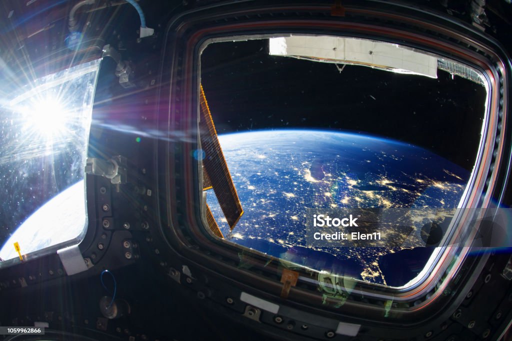 Immagine collage con enormi Stati Uniti di notte con luci della città dallo spazio dalla finestra DELLA ISS. Elementi di questa immagine forniti dalla NASA. - Foto stock royalty-free di Stazione Spaziale Internazionale