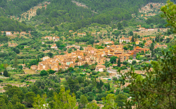 vista del antiguo pueblo mediterráneo de fornalutx, mallorca españa - fornalutx majorca spain village fotografías e imágenes de stock