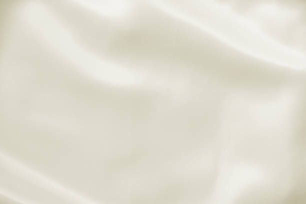 개요 구겨진 실크, 새틴과 흰 빛 크림 옐로우 웨딩 배경 또는 천으로 주름 커튼 패브릭 질감. 고급 옷감, 물결 모양의 그런 지 새틴 질감된 벨벳 소재 또는 고급 스러운 크리스마스 휴가. - white wedding 뉴스 사진 이미지