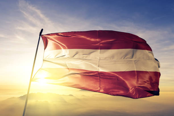 오스트리아 오스트리아 플래그 섬유 피복 직물 최고의 일출 안개 안개에 흔들며 - austria flag europe national flag 뉴스 사진 이미지