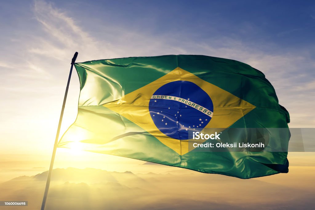브라질 브라질 국기 섬유 피복 직물 최고의 일출 안개 안개에 흔들며 - 로열티 프리 브라질 스톡 사진
