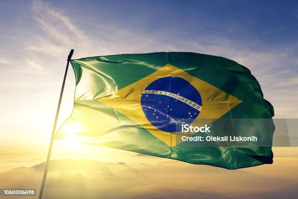 브라질 브라질 국기 섬유 피복 직물 최고의 일출 안개 안개에 흔들며 브라질에 대한 스톡 사진 및 기타 이미지 - 브라질, 기, 독립