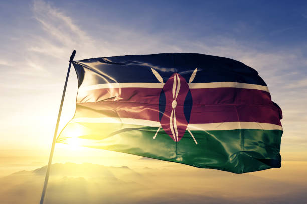 케냐 케냐 국기 섬유 피복 직물 최고의 일출 안개 안개에 흔들며 - 케냐 뉴스 사진 이미지