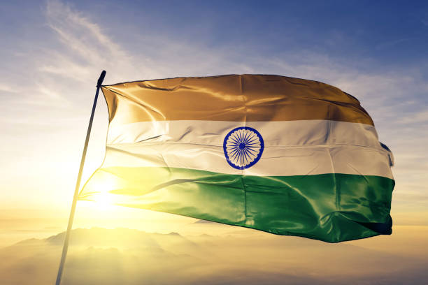 индия индийский флаг текстильной ткани ткань размахивая на вершине туман восхода солнца - indian flag стоковые фото и изображения