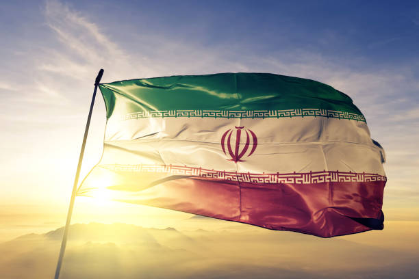 イラン イランの旗布織物トップ日の出霧霧に手を振る - iranian flag ストックフォトと画像