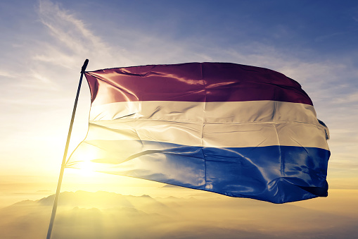 Países Bajos Holanda holandés bandera a tela de paño que agita en la niebla de la niebla de amanecer superior photo