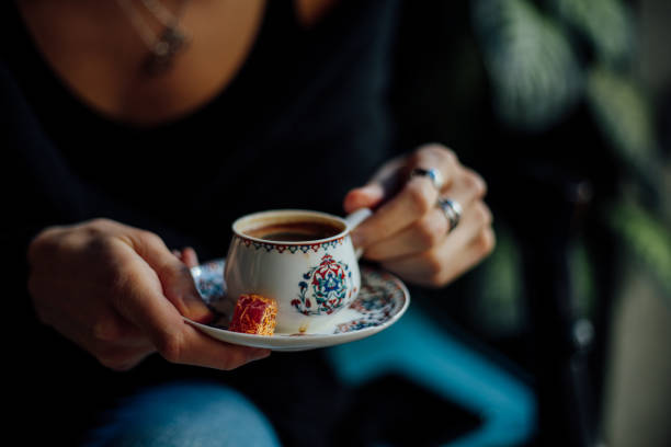 kadın içme türk kahvesi - türk kahvesi stok fotoğraflar ve resimler