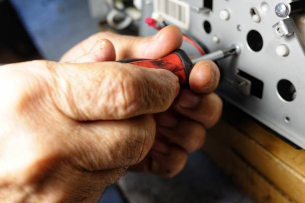 técnico reparos fotocopiadora com chave de fenda - tipógrafo - fotografias e filmes do acervo