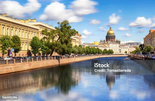 Saint Isaac Cathedral Over Moyka Rivier St Petersburg Rusland Stockfoto en meer beelden van Schip - Watervaartuig