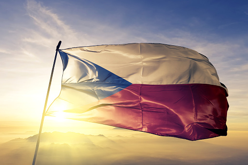 República Checa bandera tela tela ondeando en la niebla de la niebla de amanecer superior photo